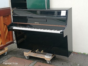piano d'etude noir hupfeld en location longue duree